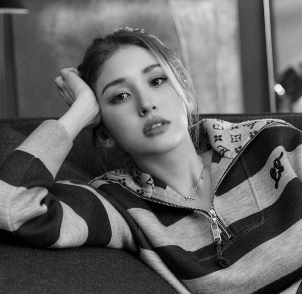 Jeon Somi vẽ hình kỳ lân lên túi Louis Vuitton